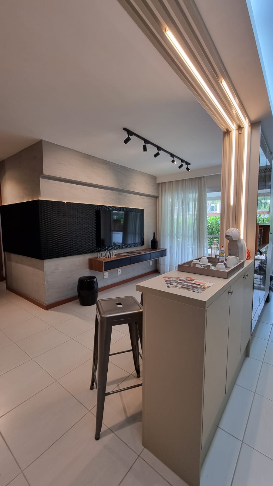 Cozinha escura integrada com sala