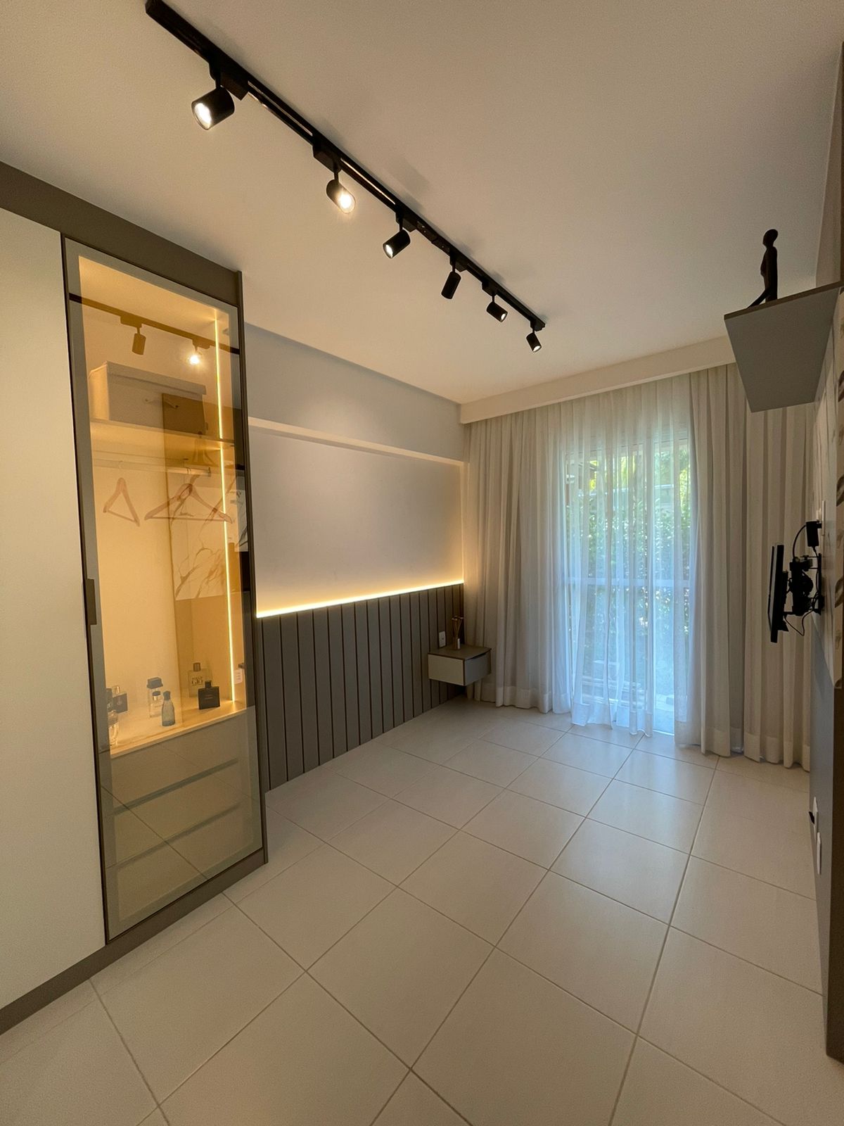 Quarto com iluminação cênica