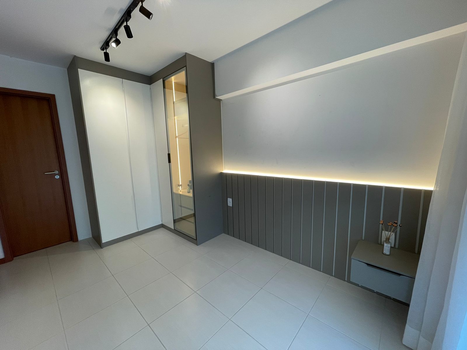 Quarto com painel ripado