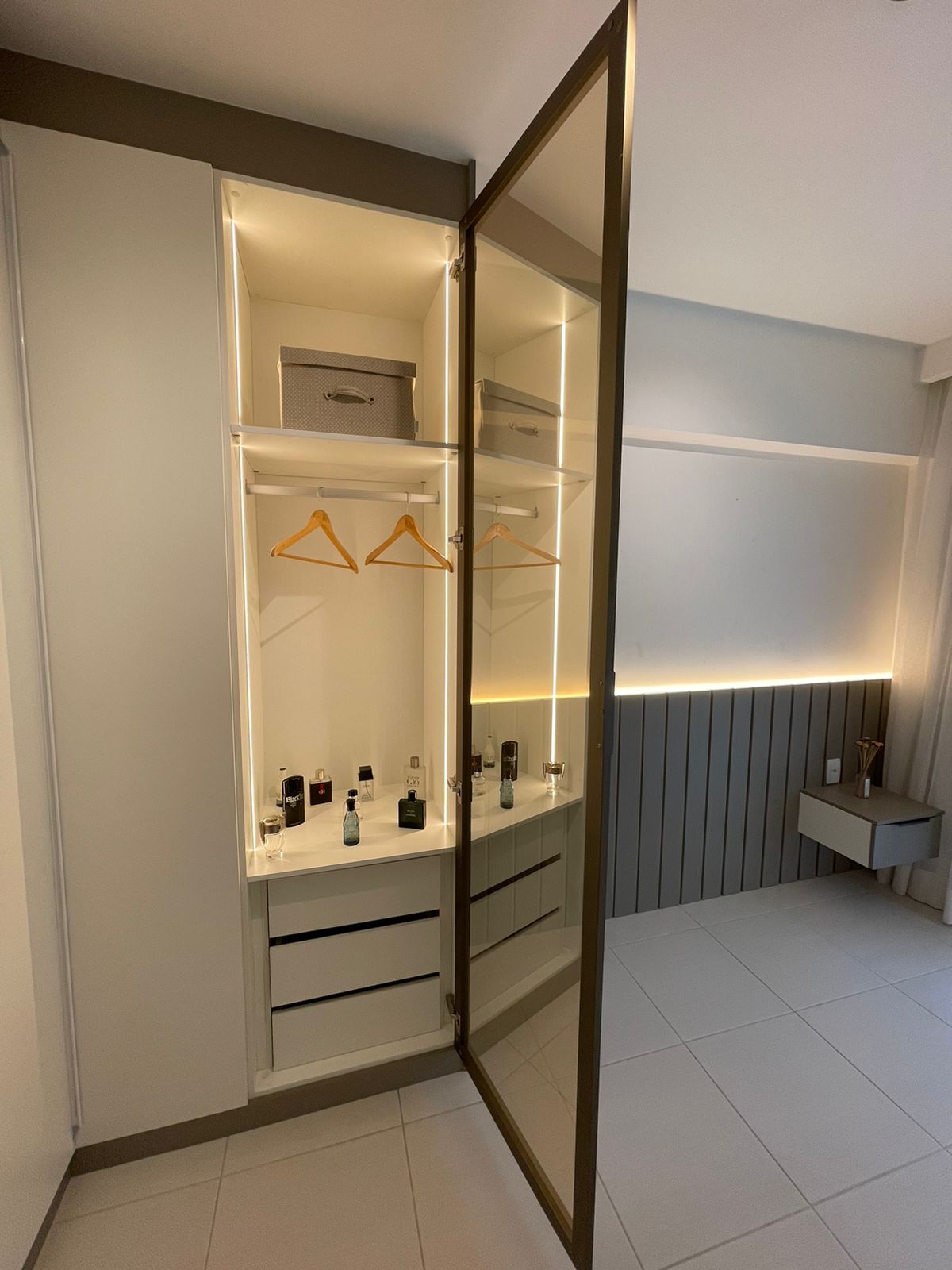 Closet aberto com iluminação interna